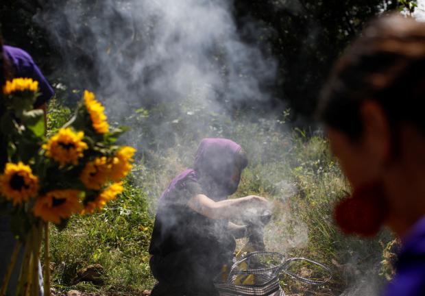 Una sahumadora de Tepoztlán prepara un copal en el sitio donde fue encontrado el cadáver de Ariadna Fernanda López en la carretera México-Cuernavaca, en Morelos