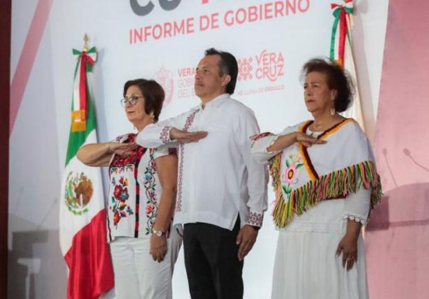 Previo a dar su Cuarto Informe de Gobierno, el gobernador de Veracruz rindió honores a la bandera de México en compañía de la banda de guerra del 51 y 39 batallones de Infantería