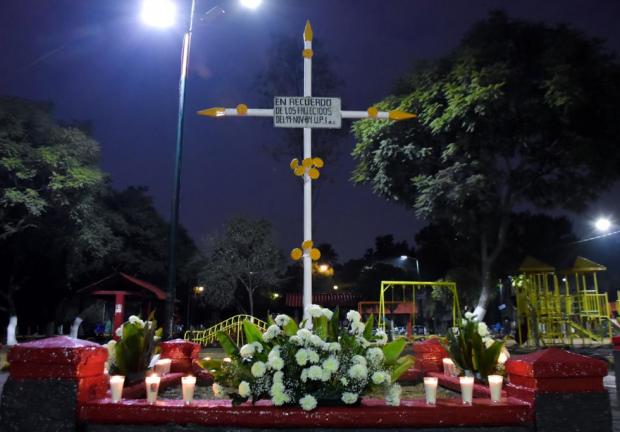 El alcalde de Tlalnepantla, Marco Antonio Rodríguez, realiza guardia de honor frente a la cruz erigida en el Parque Hidalgo para honrar la memoria de las víctimas