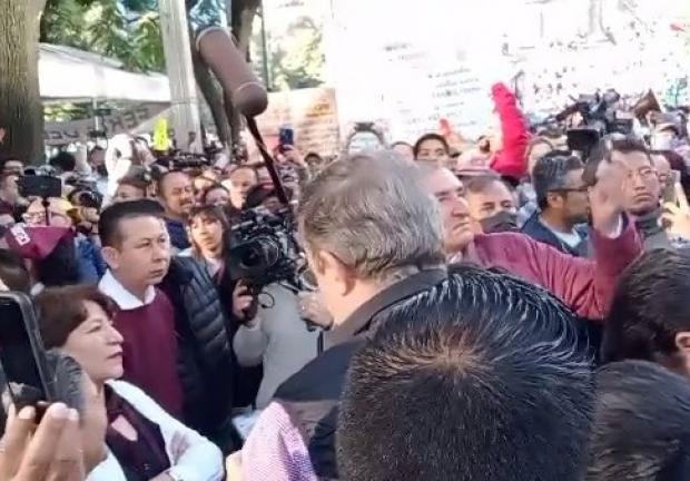 Se reúnen las tres corcholatas del Presidente Andrés Manuel López Obrador a la marcha; cunde la desorganización y los empujones