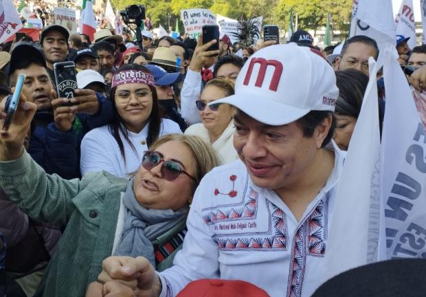 A su llegada el dirigente de Morena es abordado por decenas de personas que quieren tomarse una foto con él; hace llamado a seguir apoyando a la Cuarta Transformación