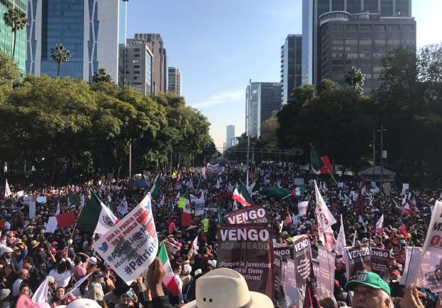 Asistentes muestran amor y respaldo al Presidente Andrés Manuel López Obrador