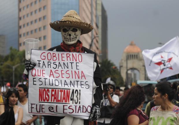 MÉXICO, D.F 26JUNIO2015.- Activistas, ciudadanos y padres de los 43 normalistas de la normal de Ayotzinapa desparecidos en Iguala, Guerrero, marcharon del Ángel de la Independencia hacia el Palacio de Bellas Artes en donde realizarán un plantón denominado 43x43 con actividades culturales durante las siguientes 43 horas.  
FOTO: RUBÉN ESPINOSA /CUARTOSCURO.COM