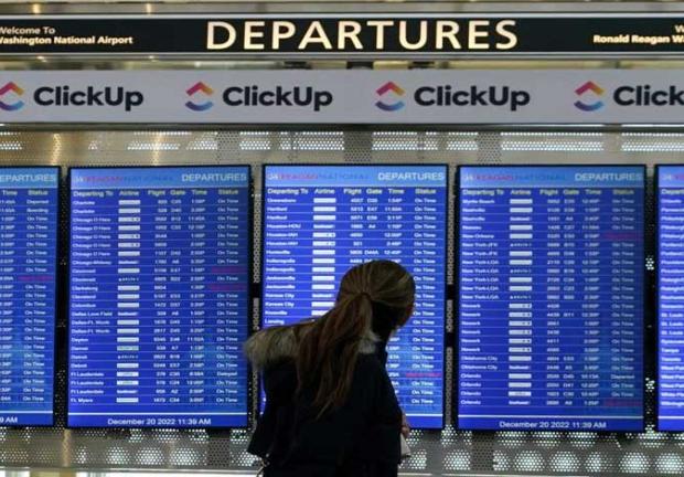 Si planeas viajar en avión, no dejes de estar atento a pantallas del aeropuerto.