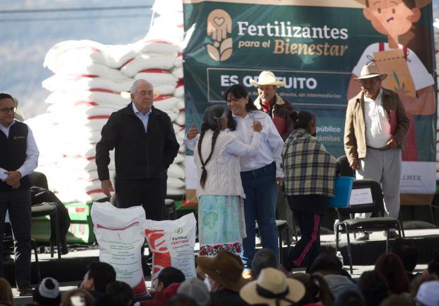 El Gobierno de México tiene como meta este año, entregar un millón de toneladas de fertilizante para beneficiar a dos millones de productores