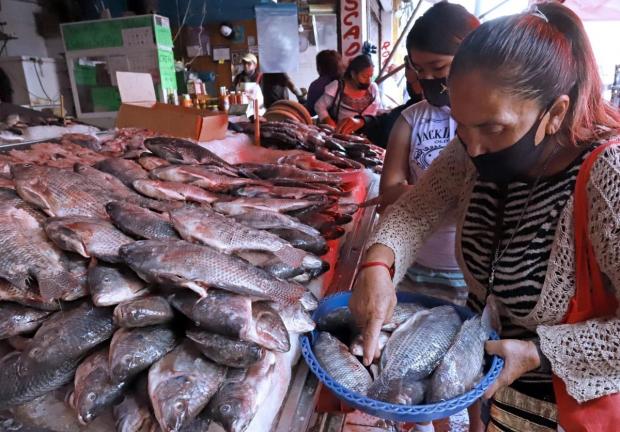 La gente puede comprar pescado capturado en pesca ilegal, al no saber la diferencia.