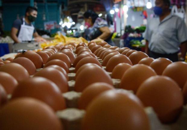 Ciudadanos denuncian que en algunos locales, el huevo cuesta hasta 60 pesos.