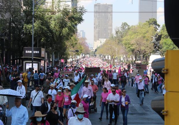 Miles de manifestantes aún continúan arribando al Zócalo capitalino