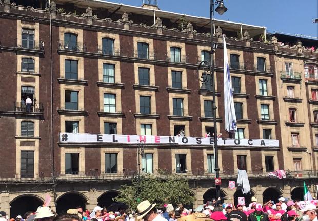 En el gran Hotel de México quitaron la pancarta de Genaro García Luna y colocaron una con el lema "El INE no se toca"