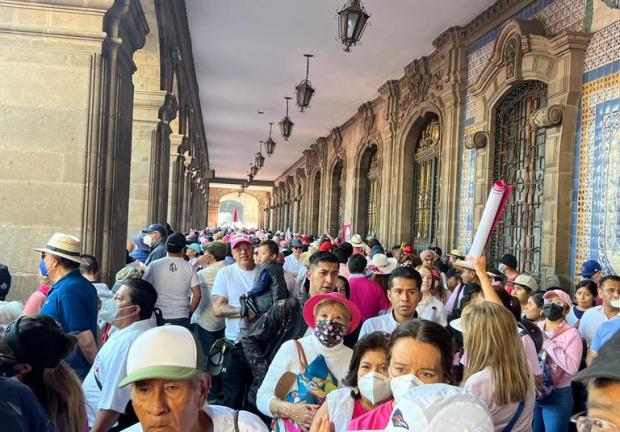 Tras terminar la marcha del INE, miles de manifestantes comienzan a retirarse del Zócalo capitalino
