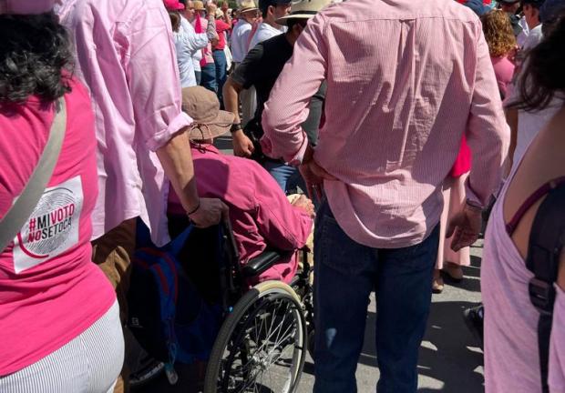 Marcha en defensa del INE, hombre en silla de ruedas a acude a protestar contra el Plan B de la Reforma Electoral