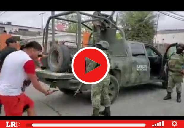 Militar dispara al suelo para replegar a personas que agredían a soldados