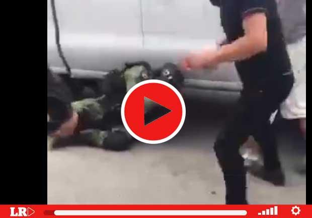Un soldado en el suelo recibe varios golpes y patadas durante una agresión en Nuevo Laredo