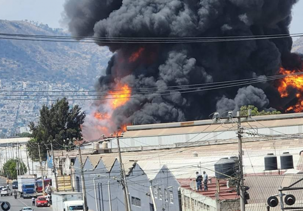 El incendio está consumiendo esta fábrica en Ecatepec.