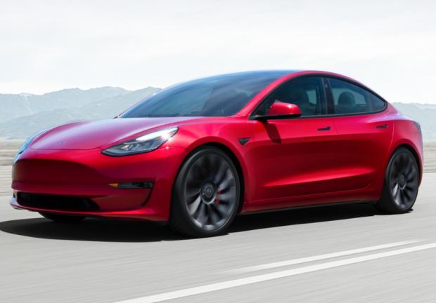 Tesla Model 3 tiene un costo de 1 millón 175 mil 610 pesos.