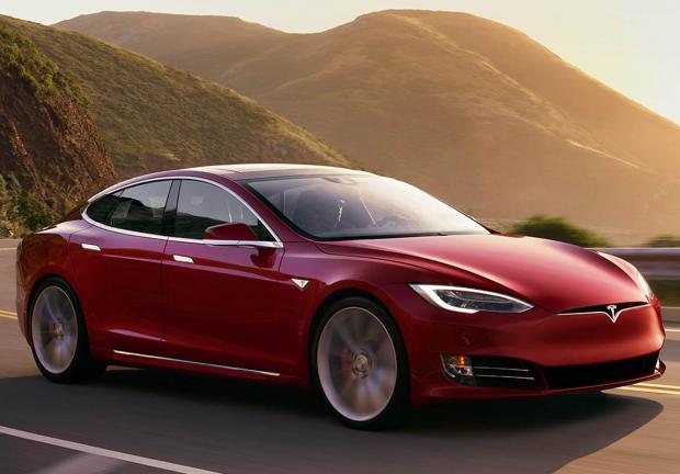 Tesla Model S Paid cuenta con tres motores electricos, lo que le permite alcanzar velocidades de hasta  320 km/h de velocidad