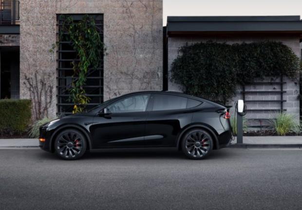 El Tesla Model Y acelera hasta los 100 km/h en 6,9 segundos y tiene una velocidad punta de 217 km/h.