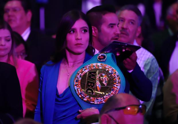 La boxeadora Yamileth Mercado, quien es campeona mundial Supergallo del Consejo Mundial de Boxeo desde 2019, durante el Primer Informe de Gobierno de Maru Campos