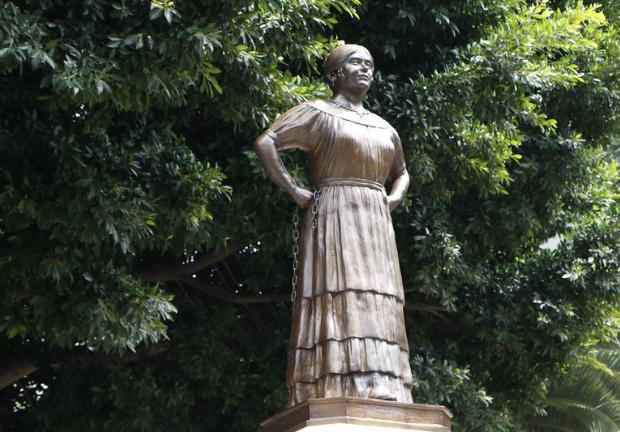 La primera estatua colocada en el Paseo de las Heroínas fue la de Leona Vicario