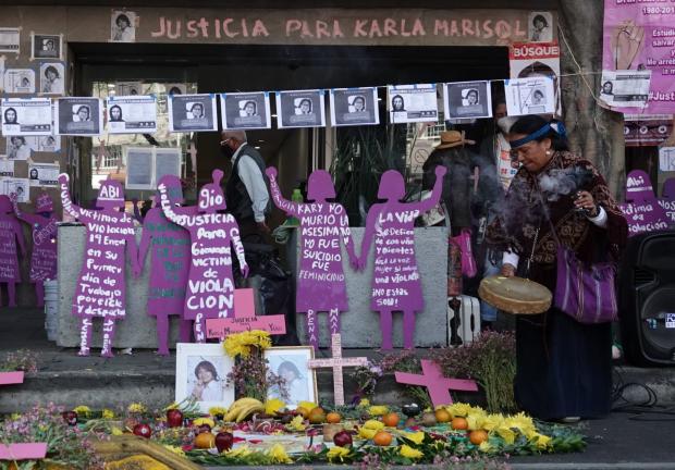Cecilia Yañez López, madre de Karla Marisol Valencia Yáñez, partera y médica- cirujana en la PDI de la Fiscalía General de Justicia de la CDMX, quien fue víctima de feminicidio en 2016.