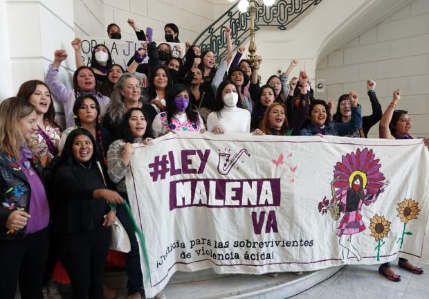 La saxofonista María Elena Ríos acompañada de colectivas feministas, ofrecieron una conferencia de prensa para anunciar la iniciativa de la Ley Malena en el Congreso de la Ciudad de México.