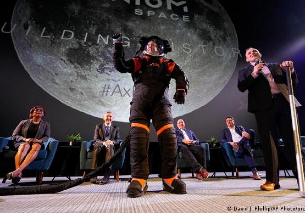 La NASA eligió a la compañía Axiom Space para diseñar los trajes espaciales que llevarán los astronautas que caminen sobre la Luna cuando pisen la superficie lunar