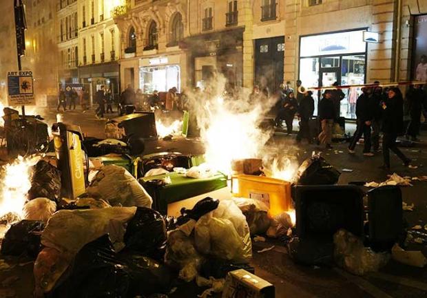 La basura es incendiada por los manifestantes después de una manifestación cerca de la plaza de la Concordia, en París, el jueves 16 de marzo de 2023. 