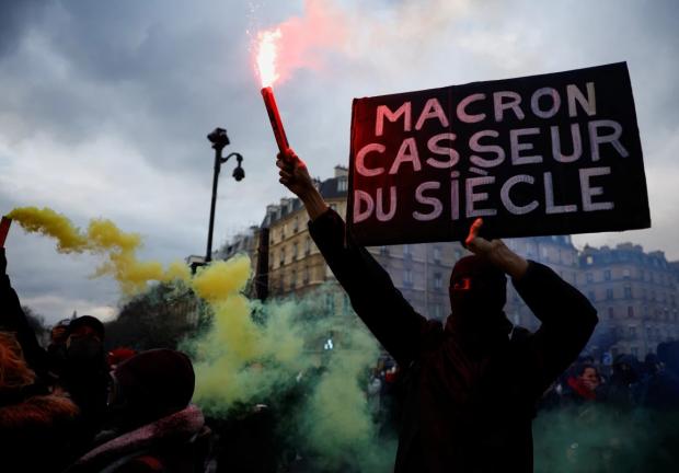 Tras reforma de pensiones en Francia, el presidente Emmanuel Macron registra su peor índice de popularidad desde 2019; solo el 28 por ciento de los franceses aprueban la política Macron