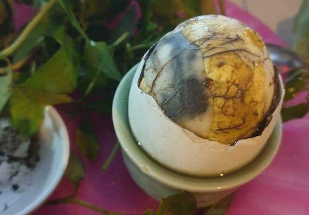 Es un huevo de pato que ha sido hervido, fertilizado e incubado.