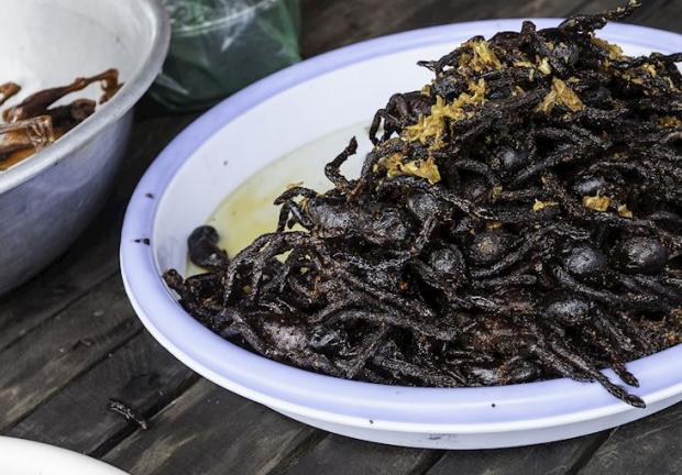 La ciudad de Skuon en Camboya está tan infestada de arañas que los lugareños las han comen fritas desde 1970