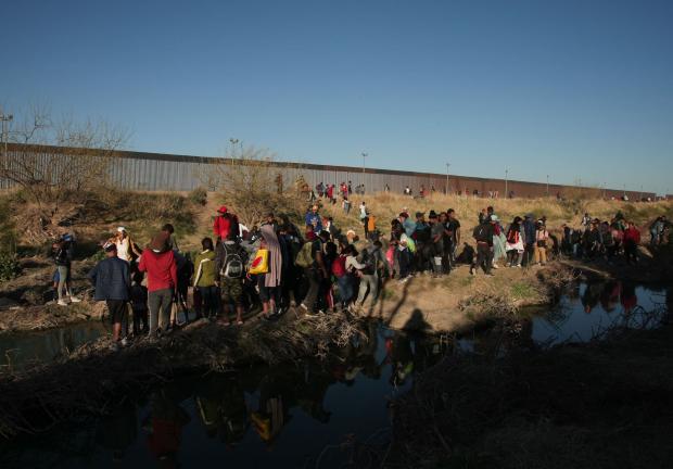 Cientos de migrantes de diversas nacionalidades intentaron cruzar la frontera entre México y Estados Unidos en Ciudad Juárez.