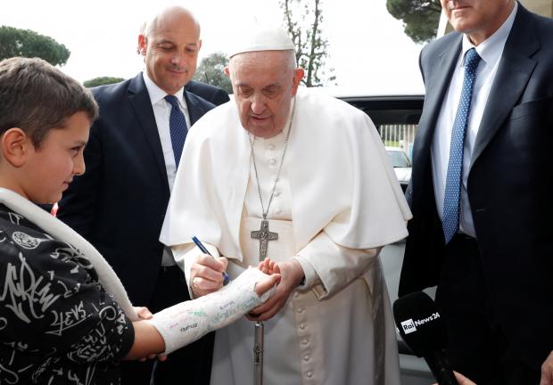 Papa Francisco se bajó del auto para atender a los fieles que permanecieron al pendiente de su salud.