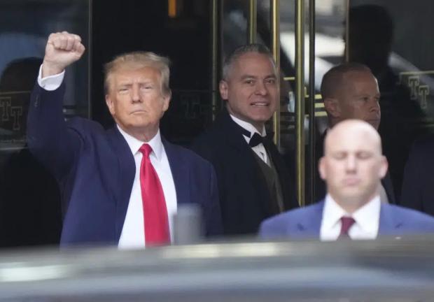 El expresidente Donald Trump sale de la Trump Tower en Nueva York, el martes 4 de abril de 2023
