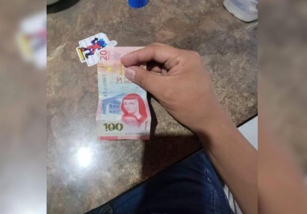 Los 120 pesos en billetes, son falsos.