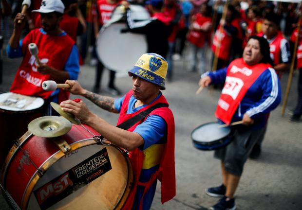 En la capital de Buenos Aires, manifestantes exigen con tambores una solución para la pobreza que padecen 18 millones de argentinos