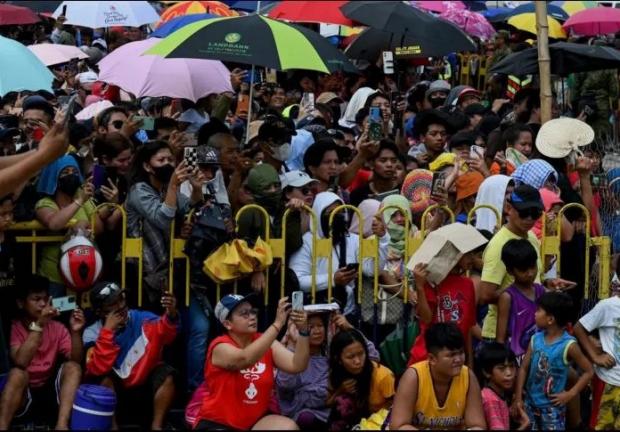 Más de 40 mil personas acuden a presenciar las crucifixiones reales en Filipinas con motivo de la Semana Santa