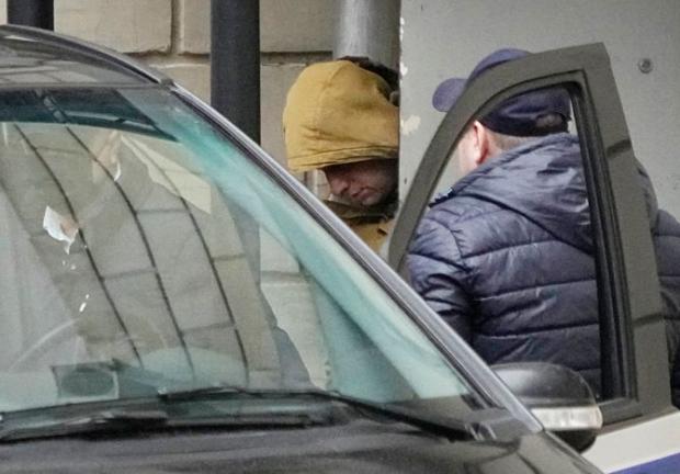 El reportero del Wall Street Journal Evan Gershkovich es escoltado por agentes desde el tribunal Lefortovsky hacia un vehículo el jueves 30 de marzo de 2023, en Moscú, Rusia