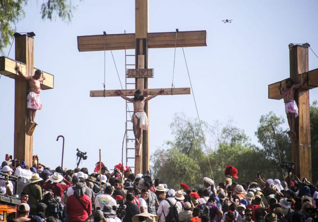 Finalmente, Jesús fue crucificado en el Cerro de la Estrella a las 16:17 horas, y así finalizó el Viernes Santo en Iztapalapa, en su 180 representación.