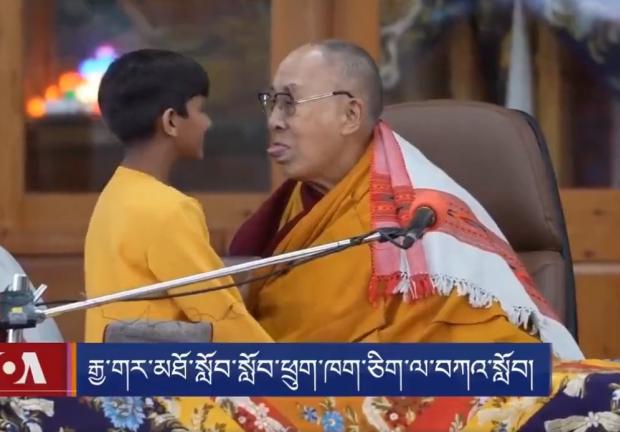 Dalai Lama causa indignación por pedirle a un menor que le chupe la lengua