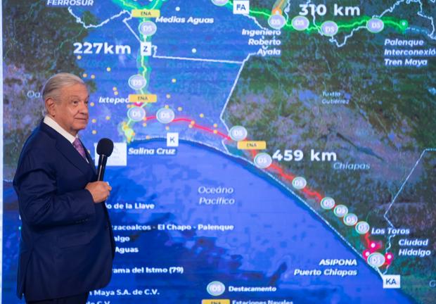 El Presidente Andrés Manuel López Obrador señala que también se planea construir 10 parques industriales en Coatzacoalcos y Salinas Cruz