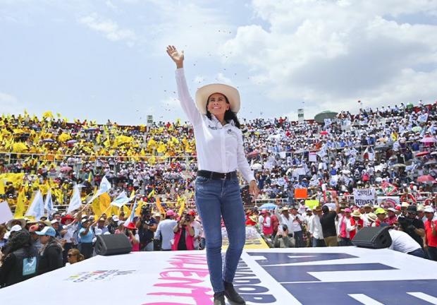 Desde la plaza "La monumental" del municipio de Tejupilco, Alejandra Del Moral, afirmó que se va a aplicar un programa especial de apoyo a favor de los migrantes mexiquenses para que puedan ver a sus familiares