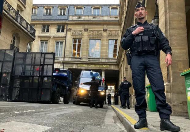 Agentes de policía montan una barricada ante el Consejo Constitucional, antes de su resolución acerca de la reforma de las pensiones aprobada por el gobierno del presidente Emmanuel Macron, en París, Francia, el 14 de abril de 2023.