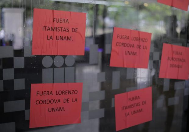 Estudiantes de la UNAM protestan contra la incorporación del exconsejero presidente Lorenzo Córdova como académico de la institución