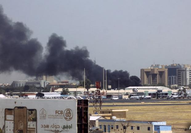 En Jartum y Omdurman se reportaron enfrentamientos en torno al cuartel general del ejército, el Aeropuerto Internacional de Jartum y sedes de la televisora estatal.