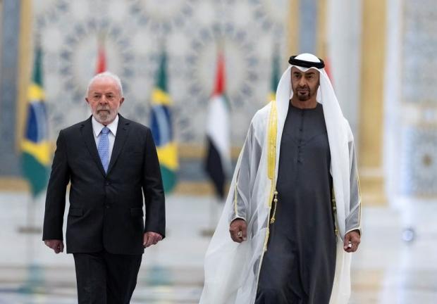 El jeque Mohamed bin Zayed Al Nahyan, presidente de los Emiratos Árabes Unidos (derecha), recibe a Luiz Inácio Lula da Silva, presidente de Brasil, durante una recepción de visita oficial en Qasr Al Watan, en Abu Dhabi, Emiratos Árabes Unidos, el 15 de abril de 2023.
