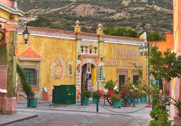El Pueblo Mágico de Peña de Bernal recibe a muchos visitantes tanto del estado de Querétaro como del país, particularmente a los amantes de la escalada y el rappel