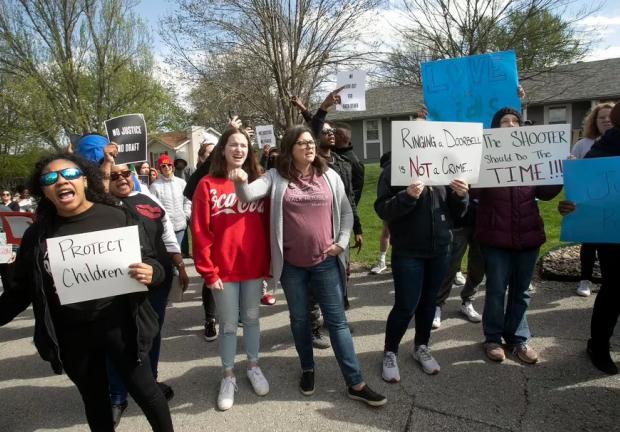 Manifestantes marcharon el domingo en Kansas City, Missouri, para llamar la atención sobre el tiroteo de Ralph Yarl.