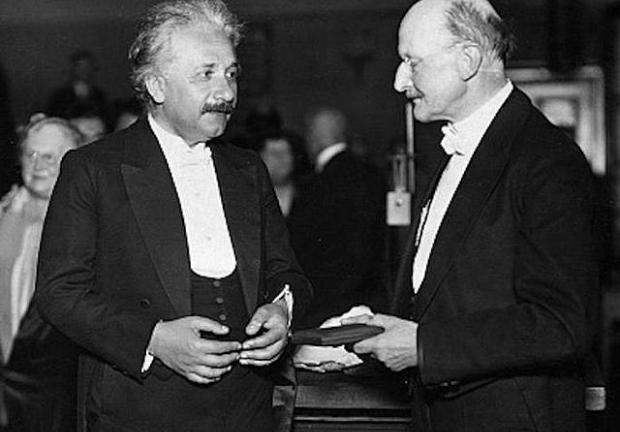 Por sus contribuciones a la física, Albert Einstein recibió el Premio Nobel de Física de 1921.