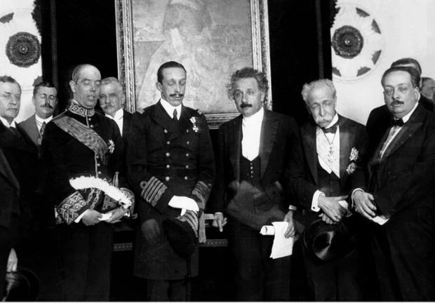 Fotografía del 4 de marzo de 1923. El rey Alfonso XIII preside en la Real Academia de Ciencias Exactas, Físicas y Naturales la entrega al profesor e investigador alemán Albert Einstein (4d) el título de académico.