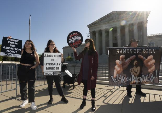 Manifestantes antiaborto y defensores del derecho al aborto se reúnen frente a la Corte Suprema de Estados Unidos, el miércoles 19 de abril de 2023, en Washington.